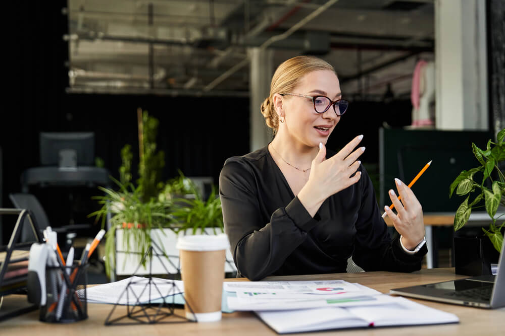 Unternehmerin im Videocall mit Virtueller Assistenz – digitale Zusammenarbeit im Büro.
